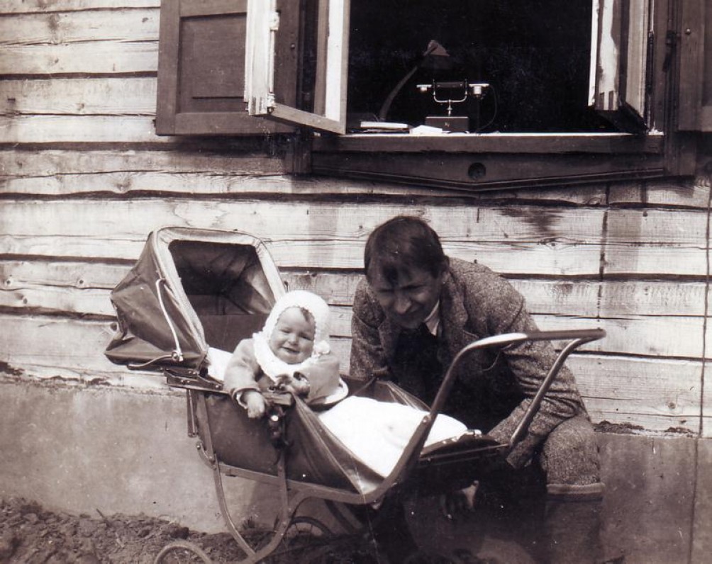 Su tėvu Baliu Sruoga. Kaunas, apie 1926–1927 m.