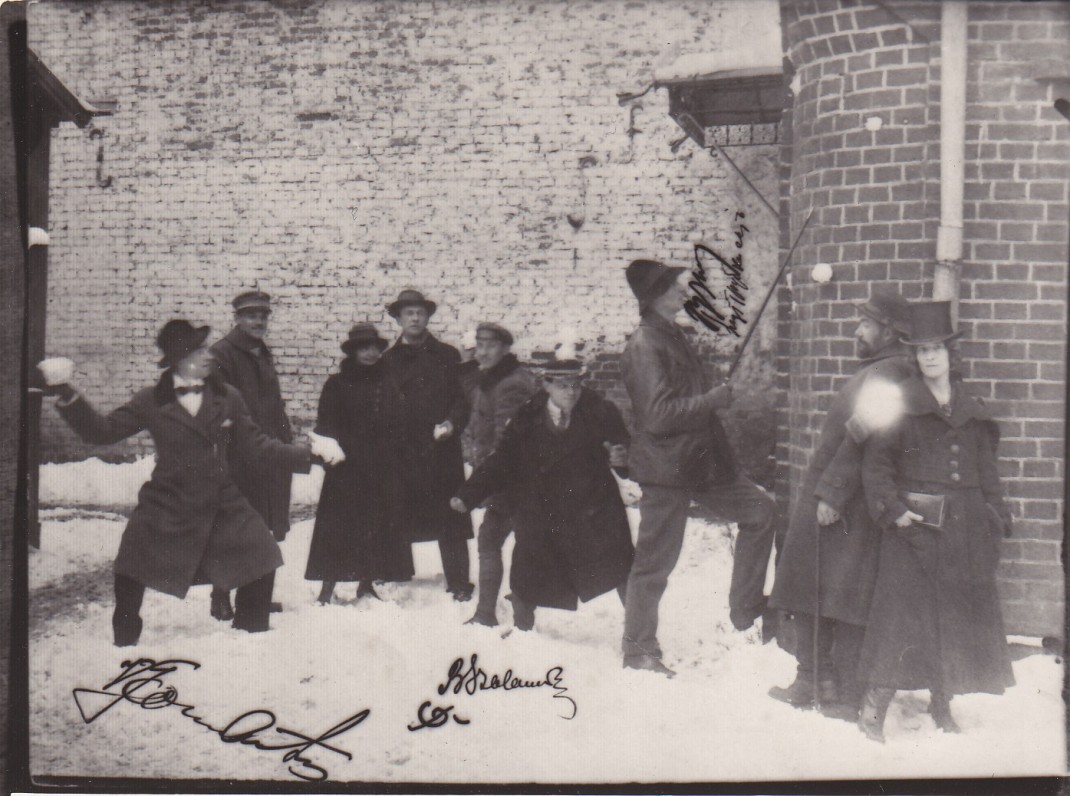 Su „Vilkolakio“ klubo nariais. B. Sruoga trečias iš dešinės. Kaunas, apie 1920 m.