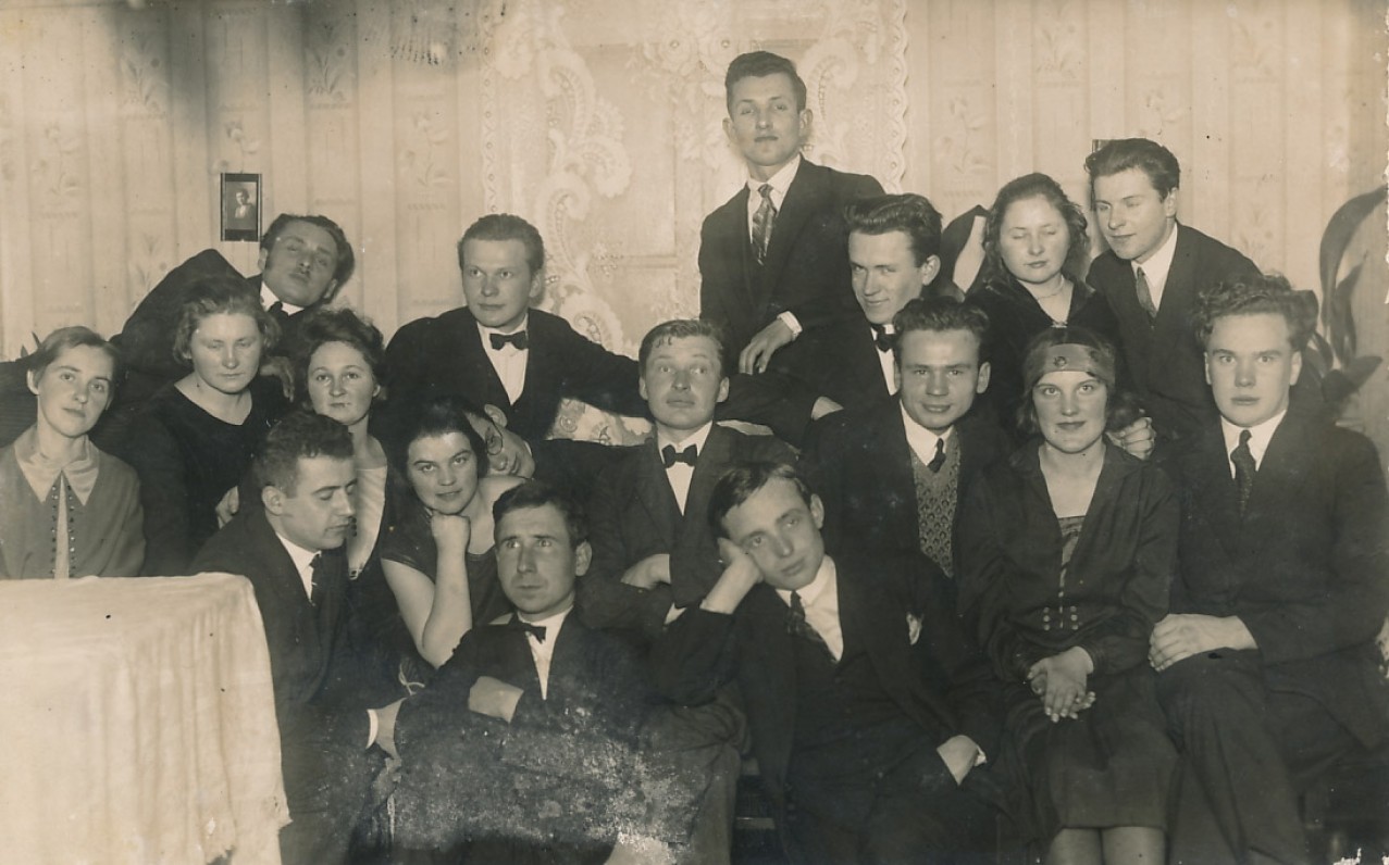 Susitikimai tarpukario Kaune vykdavo ir menininkų namuose. Lietuvos universiteto studentai svečiuose pas H. Blazą. 1927 m.