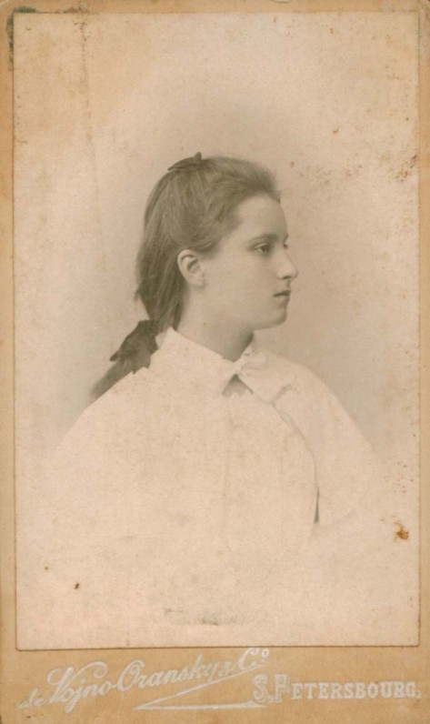 Šventos Kotrynos pensiono mokinė Peterburge. Voino-Oranskio ir Co nuotrauka. Apie 1900 m.
