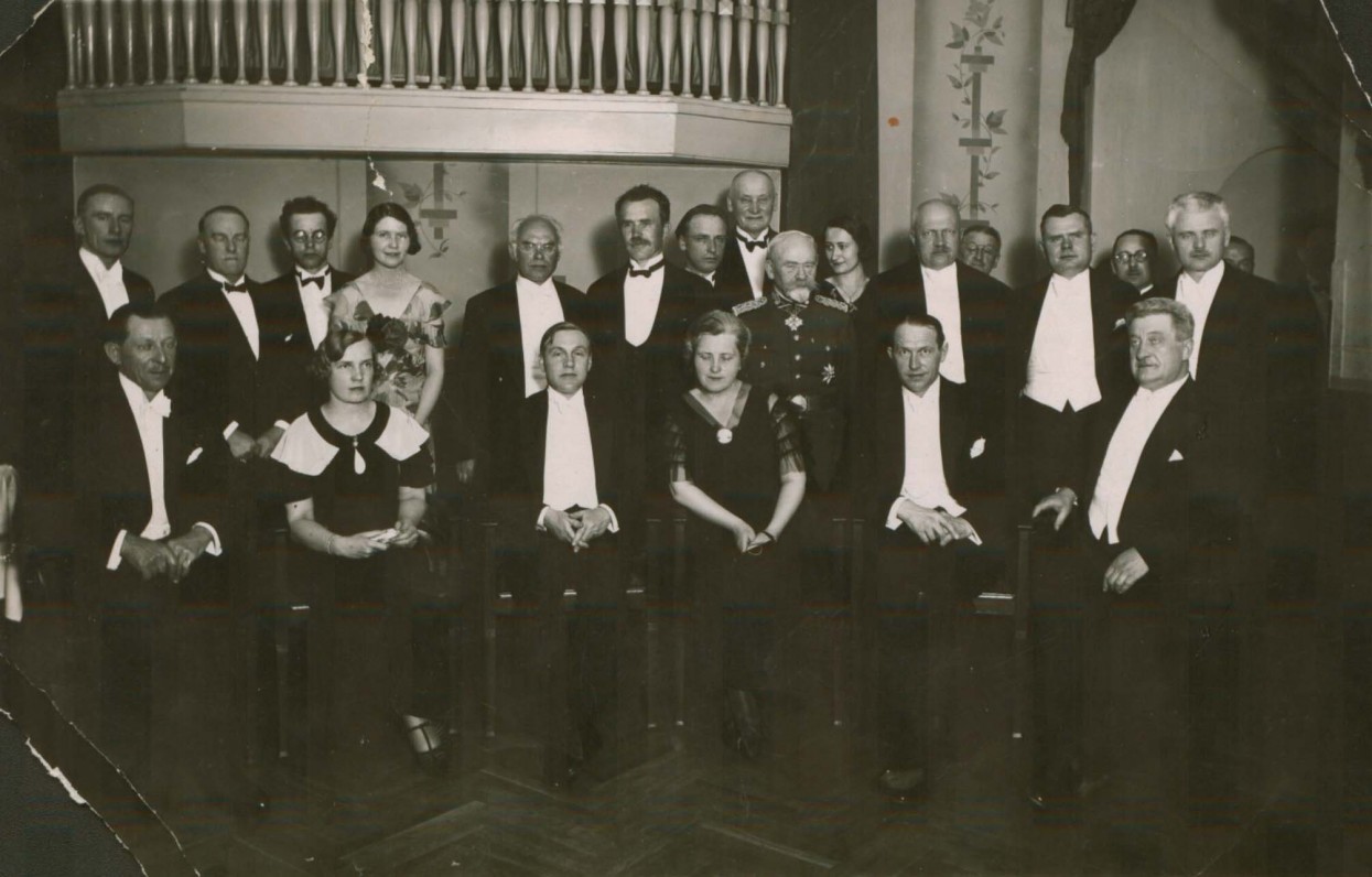 Tautų sąjungos atstovo priėmimas. S. Čiurlionienė sėdi centre. M. Smečechausko nuotrauka. Apie 1934 m.