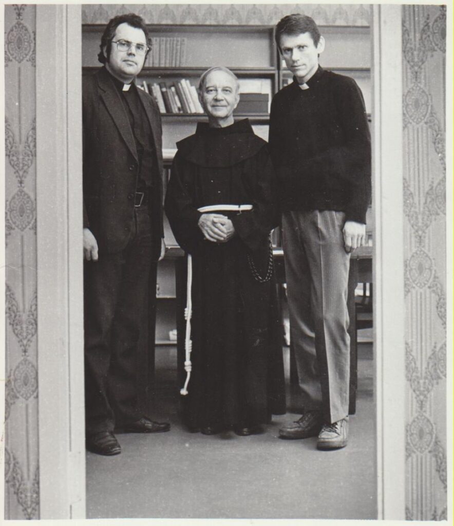 Tėvas L. Andriekus su kun. Virginijum Veilentu ir broliu Benediktu OFM – Sigitu Jurčiu dešinėje. 1989 m., Kretingos Apreiškimo vienuolyne