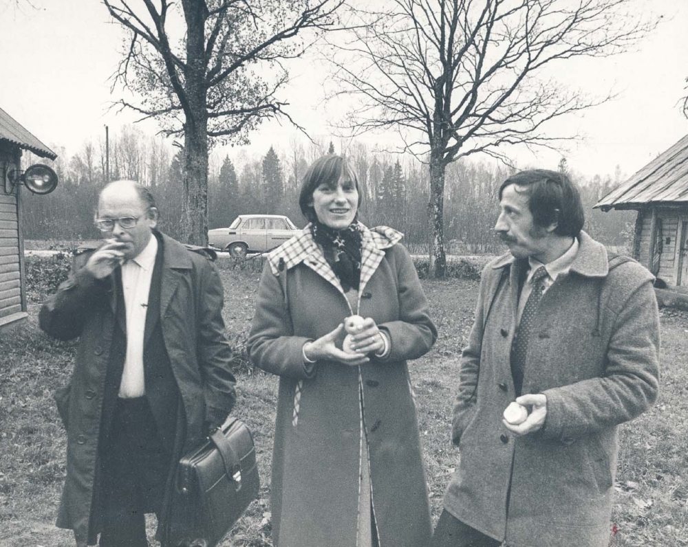 Tėviškėje su bičiuliais – E. Mezginaite ir B. Riboku. 1984 m. R. Rakausko fotografija
