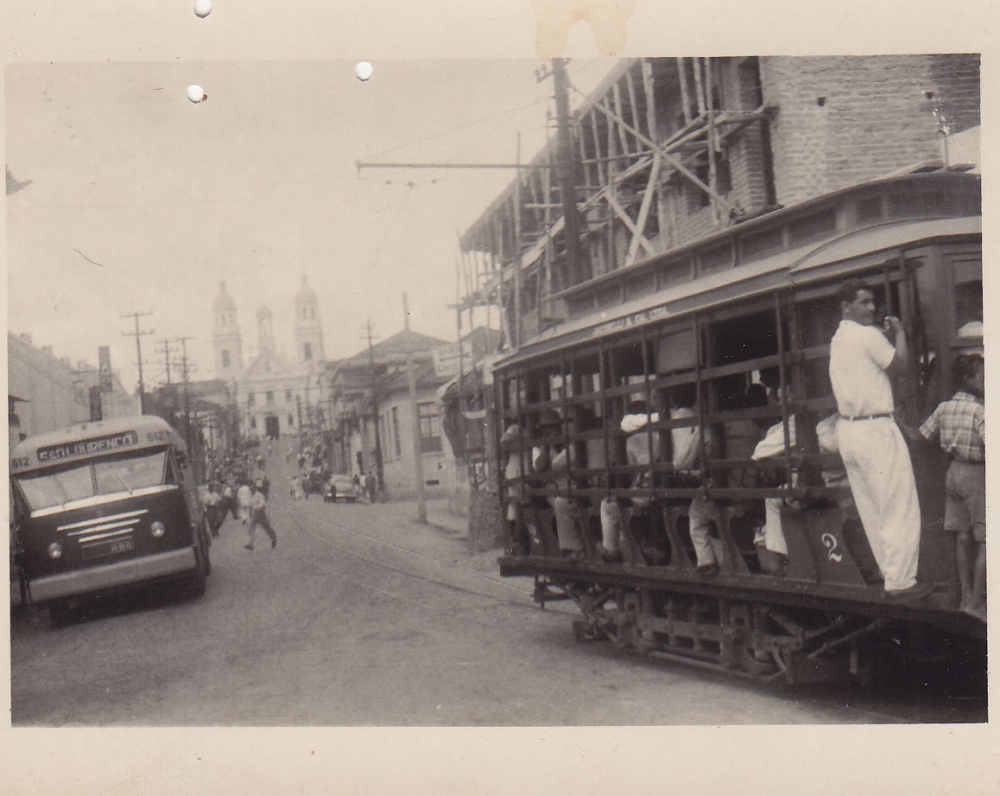 Tramvajus miesto gatvėje. Brazilija, apie 1946–1950 m.