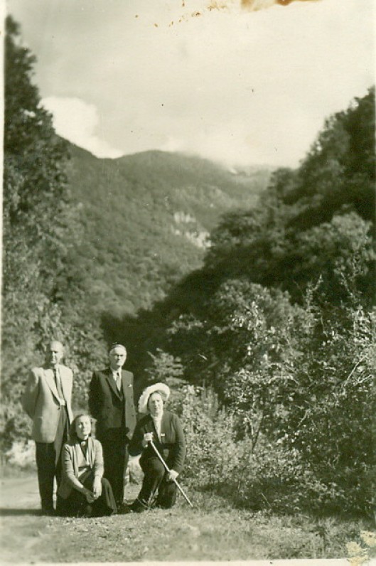 V. Miliūnas, A. Miliūnienė, V. Mykolaitis-Putinas ir E. Mykolaitienė kalnų tarpeklyje. Krymas, apie 1956 m.