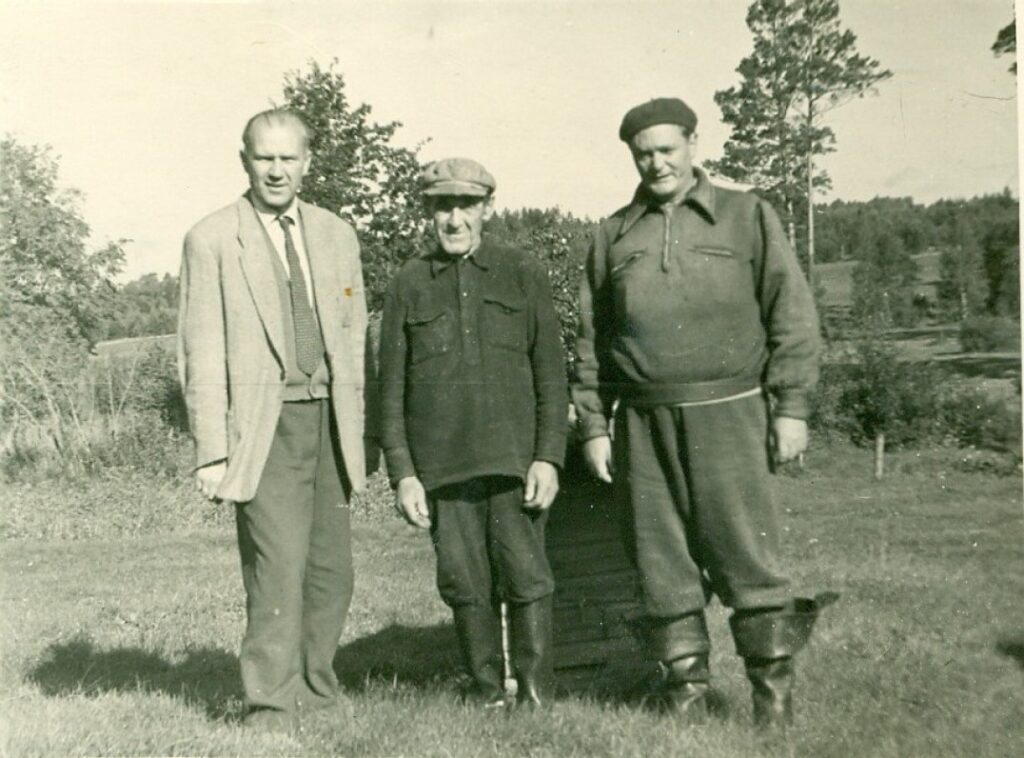 V. Miliūnas, Stasys Vainauskas (vienas V. Miliūno apsakymų prototipų ) ir E. Mieželaitis Neringoje
