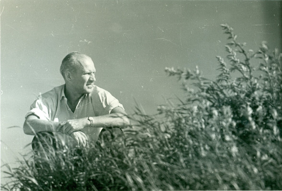 V. Miliūnas kopose. Nida, 1964 m. A. Sutkaus nuotrauka