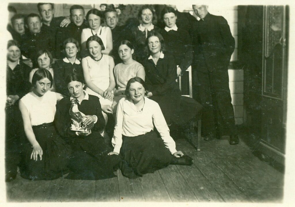 V. Miliūnas studijų metais Vytauto Didžiojo universitete (paskutinėje eilėje pirmas iš dešinės). Kaunas, apie 1935–1939 m.
