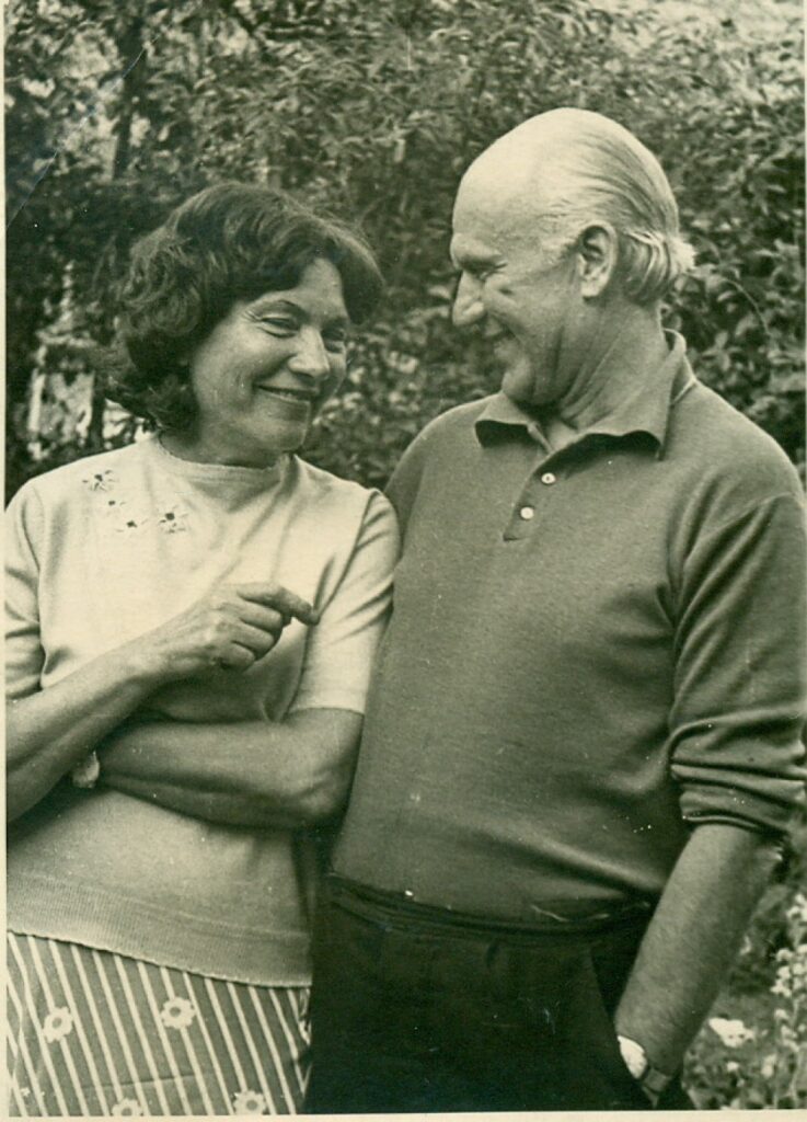 V. Miliūnas su žmona Angele. Nida, 1975 m.
