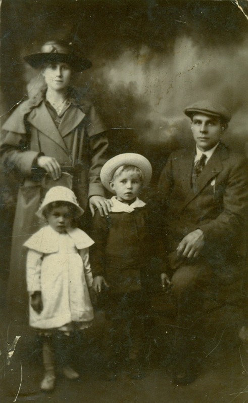 V. Miliūno motina Elena, sesuo Izabelė, V. Miliūnas ir tėvas Viktoras. Blantyras, Škotija, 1921 m.