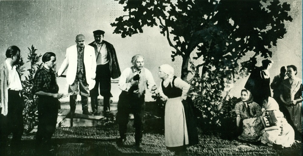V. Miliūno „Še tau, kad nori“ Lietuvos valstybiniame akademiniame dramos teatre. Rež. R. Juknevičius. Vilnius, 1955 m.
