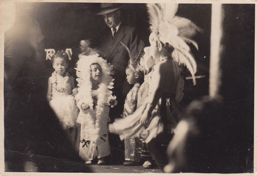 Vaikai pasipuošę indėnų apranga. Brazilija, apie 1946–1950 m.