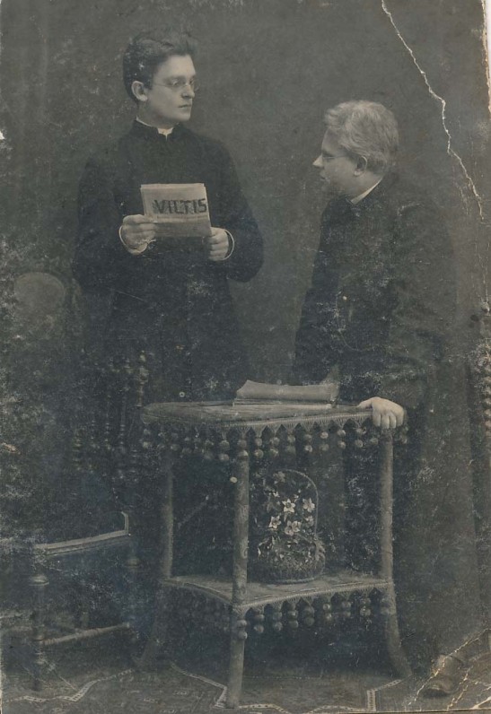 Vaižgantas perduoda laikraščio „Viltis“ redaktoriaus pareigas kunigui Fabijonui Kemėšiui. A. Jurašaičio nuotrauka. Vilnius, 1911 m.