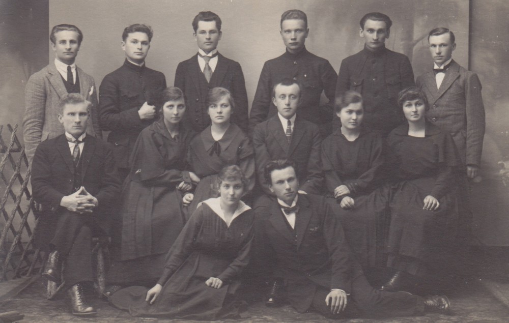 Vilkaviškio „Žiburio“ gimnazijos ateitininkų valdyba. 1924 m. gegužė. Antroje eilėje iš dešinės antra – S. Bačinskaitė