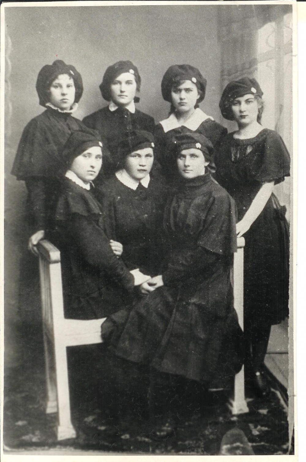 Vilkaviškio „Žiburio“ gimnazijos mokinės. 1922 m. Antroje eilėje iš dešinės antra – S. Bačinskaitė