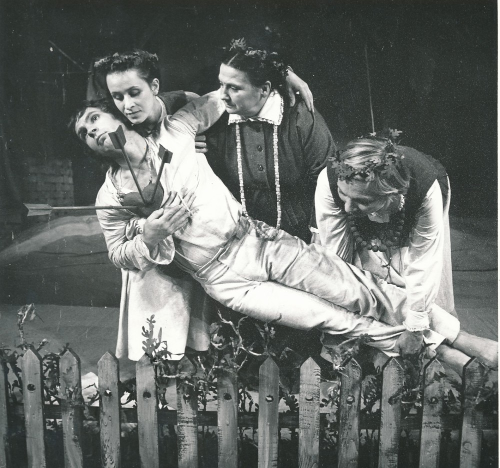 Žemaitės drama „Trys mylimos“ Jaunimo dramos teatre. 1979 m. Režisierius G. Padegimas. A. Zavadskio nuotrauka. 2