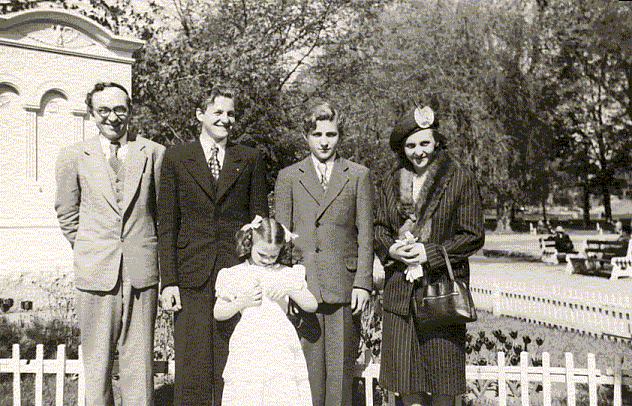 B. Brazdžionis su vaikais ir žmona dukters Saulės Pirmosios Komunijos dieną JAV, Laurenco miestelyje 1950 m.