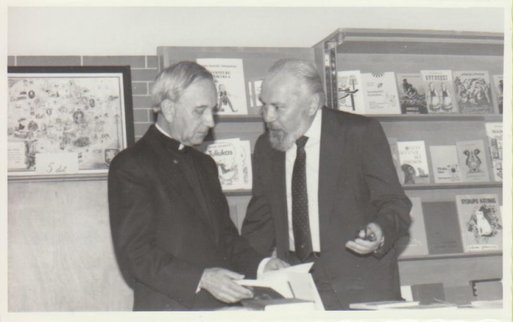 „Draugo“ redakcijoje su Kaziu Bradūnu. Čikaga, 1982 m.