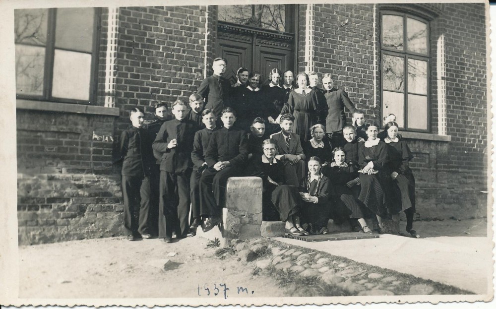 7-oji klasė su auklėtoju J. Paleku prie Vilkaviškio gimnazijos. 1936 m. K. Bradūnas sėdi šalia auklėtojo; J. Švabaitė – iš kairės trečia