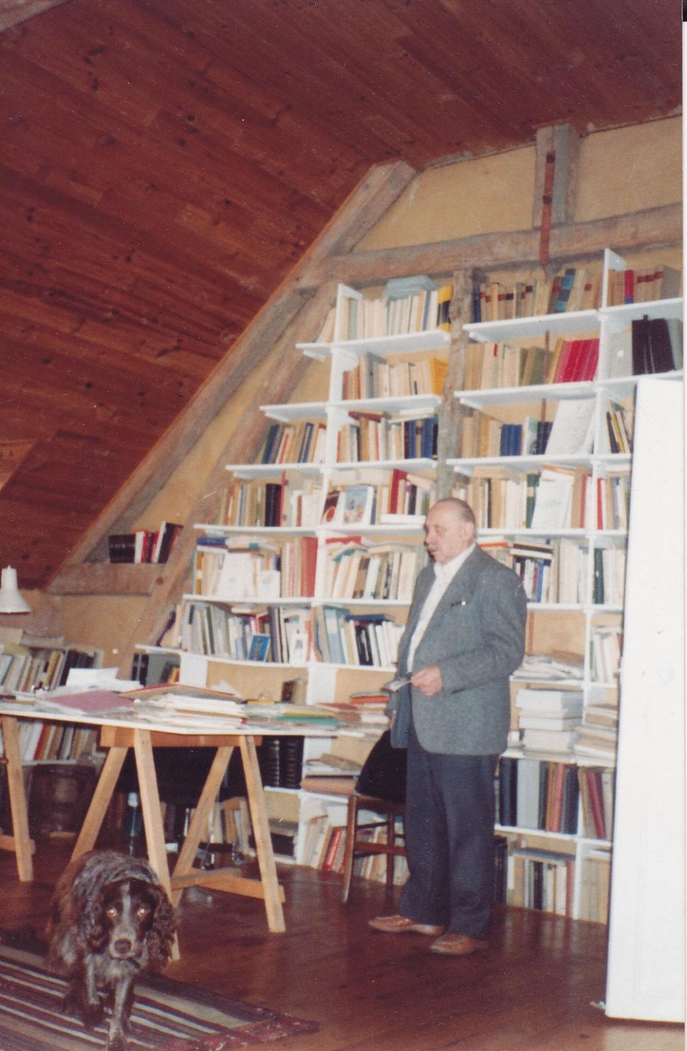 A. J. Greimas savo namuose Paryžiuje 1982 m. Užrašas „Rudis, aš ir mano „bibliotekos“ palėpėje kampas“