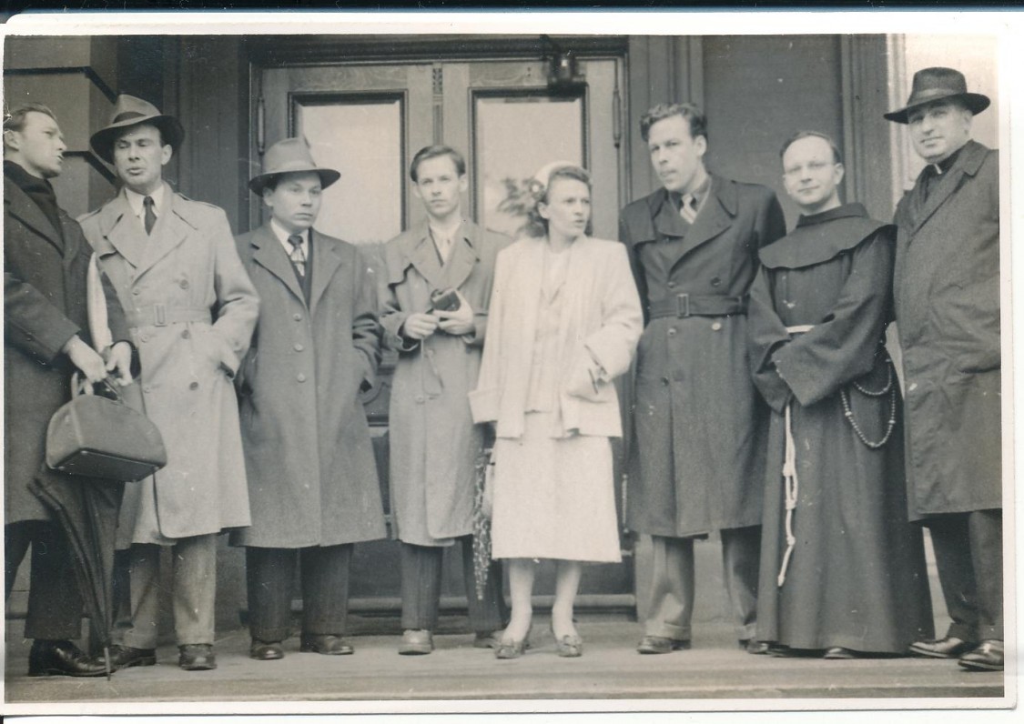 Antras iš kairės – P. Jurkus, K. Bradūnas, A. Nyka-Niliūnas, K. Bradūnienė, H. Nagys, L. Andriekus, V. Gidžiūnas. Apie 1955 m.