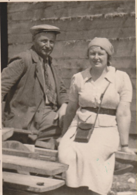 B. Sruoga ir V. Daugirdaitė-Sruogienė prie statomo namo Ramiojoje g. 9 b. Kaunas, 1938 m.