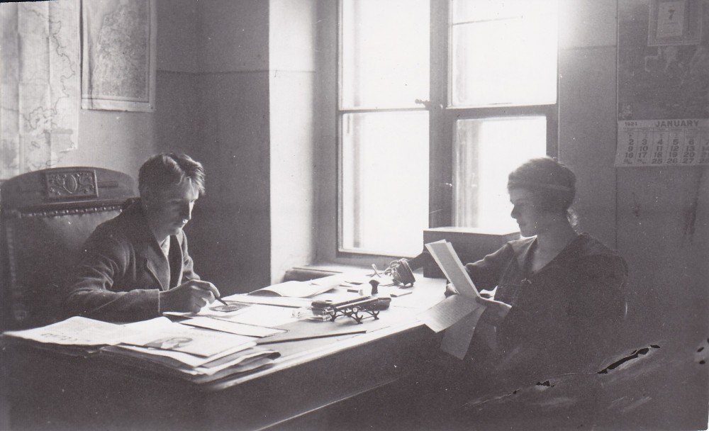 B. Sruoga ir V. Daugirdaitė laikraščio „Lietuva“ redakcijoje. Kaunas, 1921 m.
