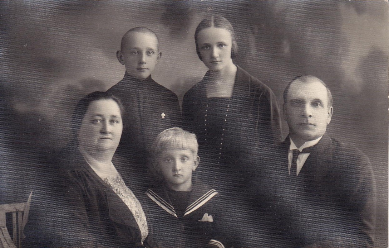 Greimų šeima. Mama Konstancija, Romas, tėvas Julius; antroje eilėje – Algirdas Julius ir Gražina. Šiauliai, 1929 06 24