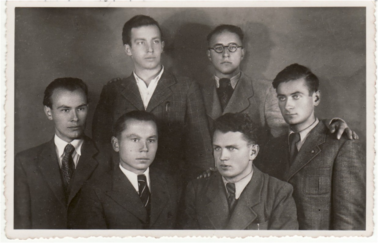 Iš dešinės – V. Mačernis, M. Indriliūnas, K. Bradūnas, P. Jurkus; antroje eilėje – B. Krivickas, E. Matuzevičius