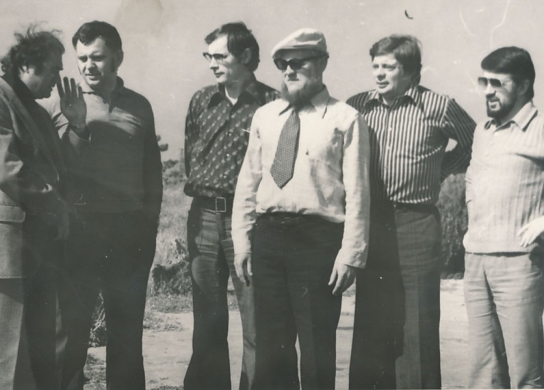 Iš dešinės – rašytojai A. Bučys, L. Jacinevičius, J. Aputis, V. Martinkus ir kritikas P. Bražėnas Goryje, Gruzija. 1978 m.