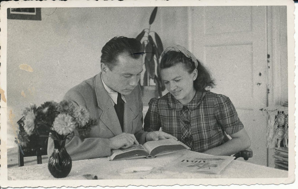 K. ir K. Bradūnai savo bute Miunchene, redaguojant „Aidus“. 1947 m.