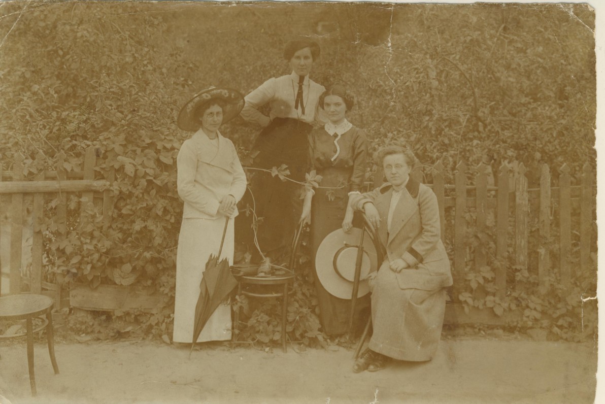M. Pečkauskaitė (stovi iš dešinės) su Marijampolės „Žiburio“ mergaičių progimnazijos mokytojomis. 1913 m.