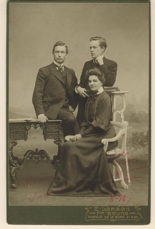 M. Pečkauskaitė su draugais Friburge (Šveicarija). Pirmas iš kairės – Pranas Augustaitis. Apie 1906 m.