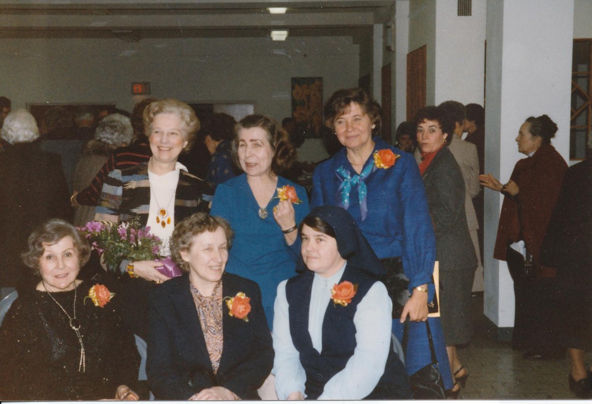 Moterų kūrėjų vakaras Čikagoje, 1986 m. Iš kairės sėdi – J. Švabaitė-Gylienė, D. Sadūnaitė, O. Mikailaitė; stovi – N. Jankutė-Užubalienė, Liūnė Sutema, V. Bogutaitė