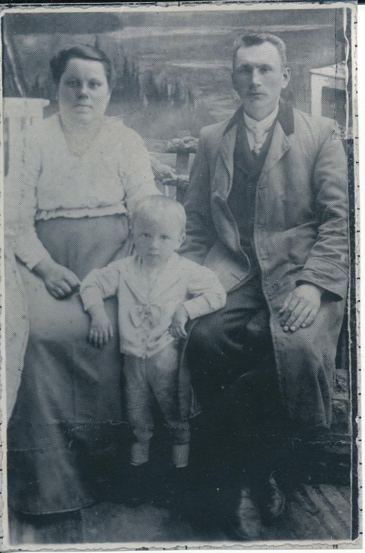 Ona ir Jurgis Bradūnai su sūneliu Kaziuku Virbalyje 1919 m.