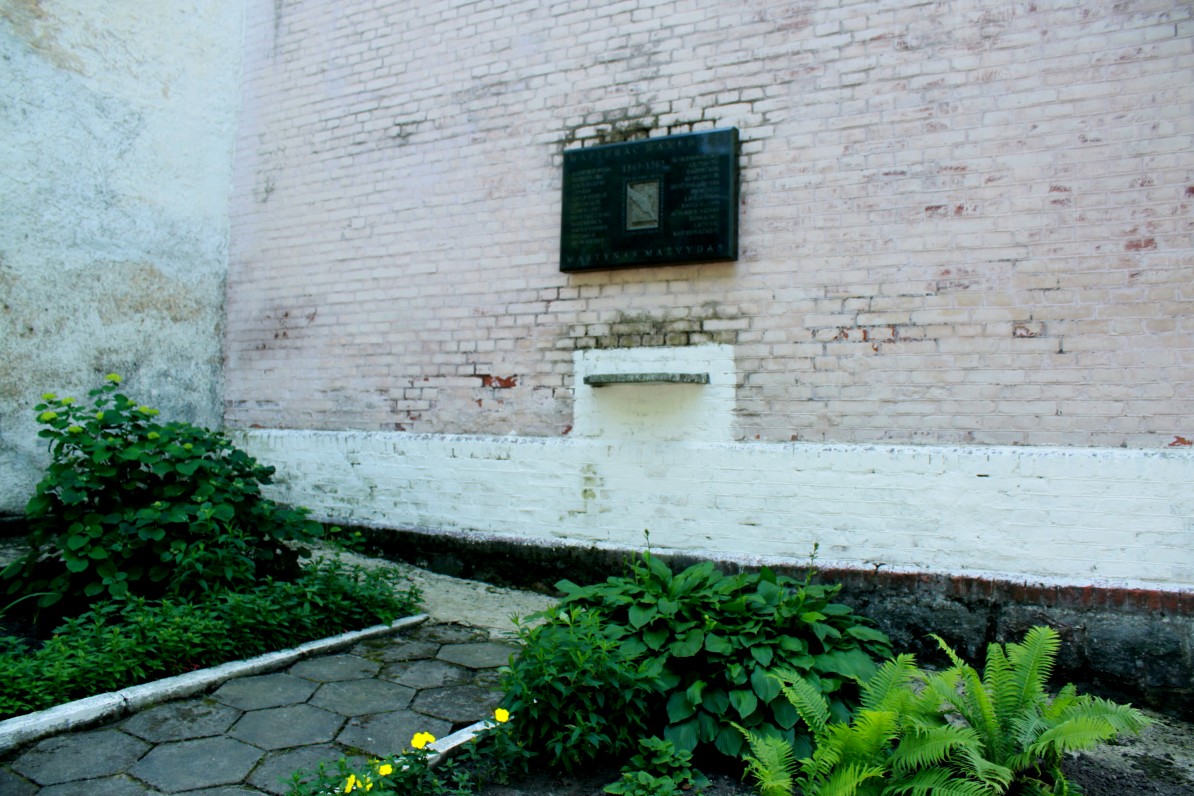 Paminklinė lenta ant buvusios Ragainės bažnyčios sienos, žyminti, kad čia 1549–1563 m. dirbo ir yra palaidotas M. Mažvydas. Lenta atidengta 1998 m. 2013 m.