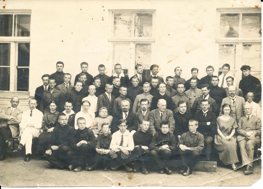 Panevėžio gimnazijos 6 kl. berniukai ir mokytojai. Antroje eilėje iš kairės šešta sėdi Gabrielė Petkevičaitė – Bitė, Jonas Yčas, Matas Grigonis, J. Lindė-Dobilas ir kiti. 1924 m.