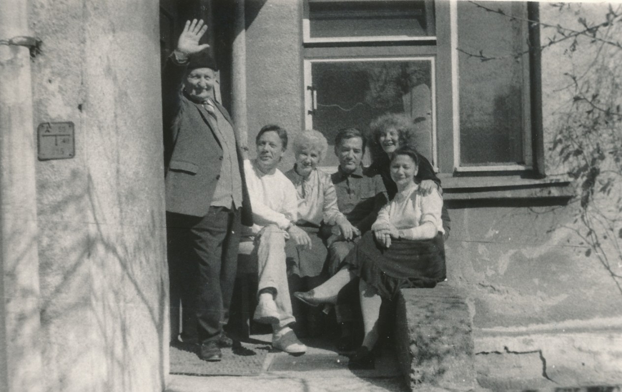 Viena paskutiniųjų nuotraukų – V. Šiugždinis su vaikais. Šalia tėvo sėdi Rimantas, Vanda, Linas, Elona ir Dalia. Kaunas. 1988 m. gegužės 8 d.