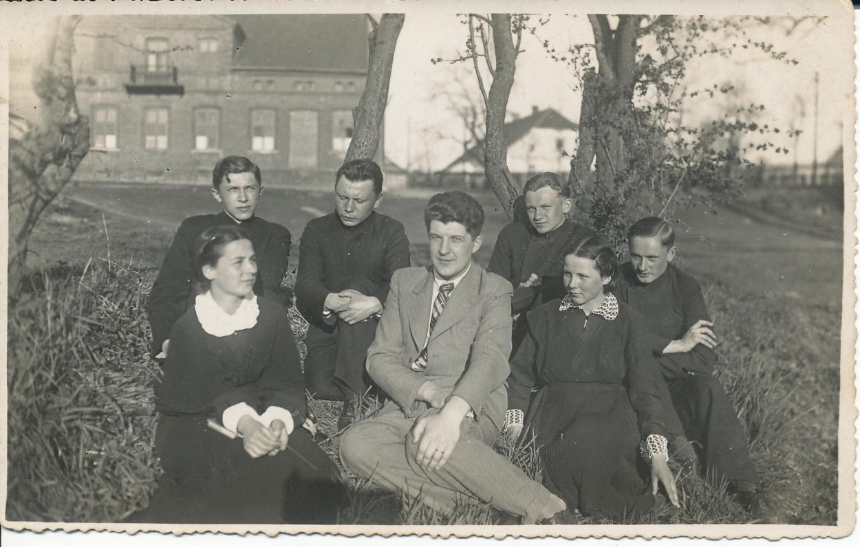 Vilkaviškio gimnazijos literatų būrelio valdyba. 1936 m. K. Bradūnas antroje eilėje antras iš kairės; dešinėje – J. Švabaitė