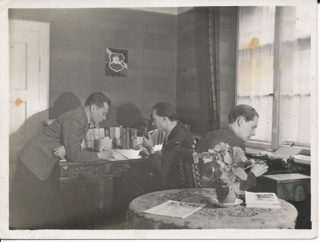 „Aidų“ redakcija ir administracija. Miunchenas. 1947 m. K. Bradūnas, leidėjas V. Bieliauskas, administratorius ir sekretorius A. Pauliukonis