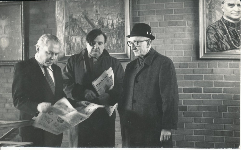 „Draugo“ redaktoriai. Čikaga. Apie 1965 m. K. Bradūnas, A. Baronas, kun. J. Prunskis. V. Maželio nuotrauka