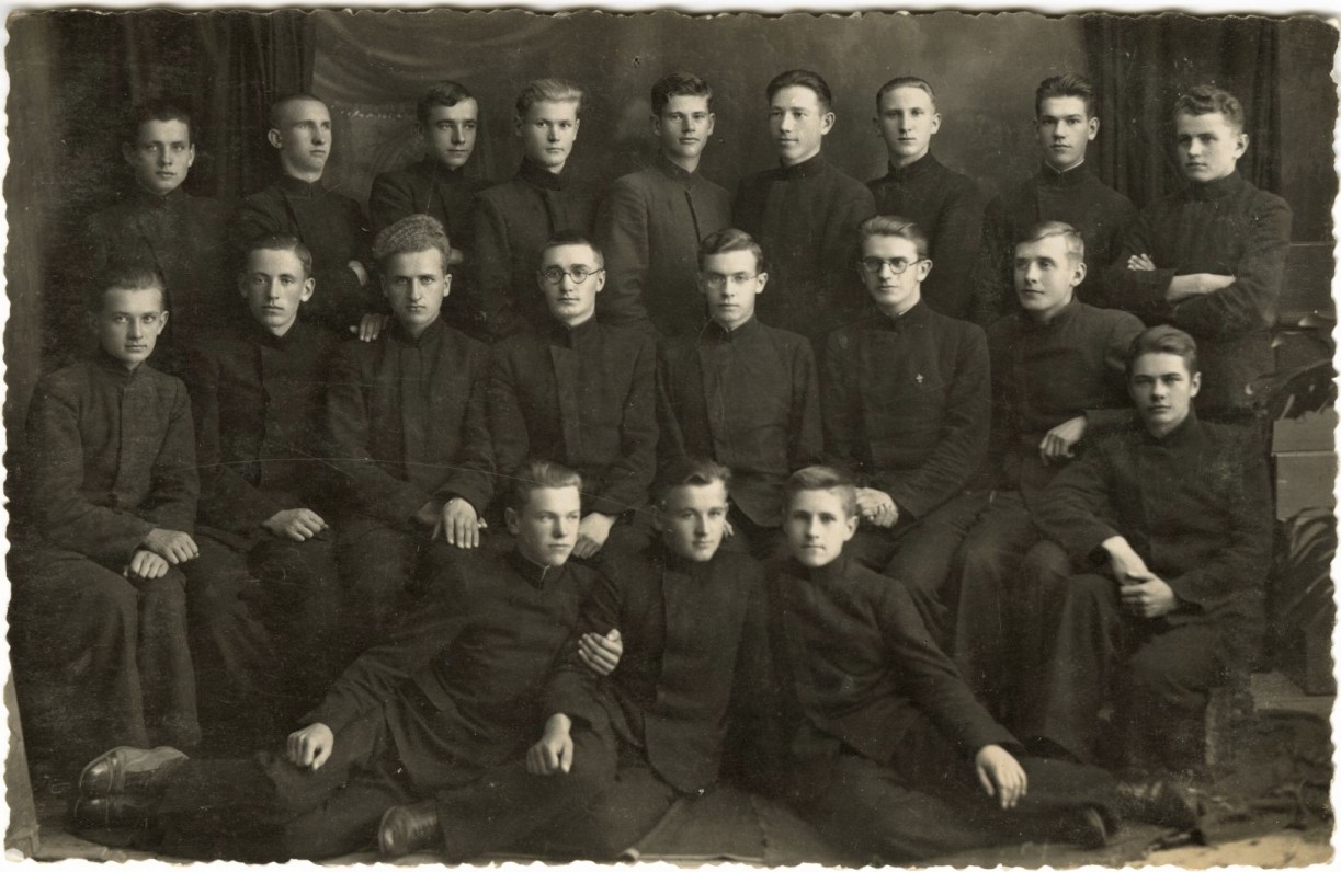 1936-ųjų Biržų gimnazijos „plaukuočiai“. M. Indriliūnas – trečioje eilėje pirmas iš dešinės. Fotografė J. Vaitaitienė-Markevičiūtė