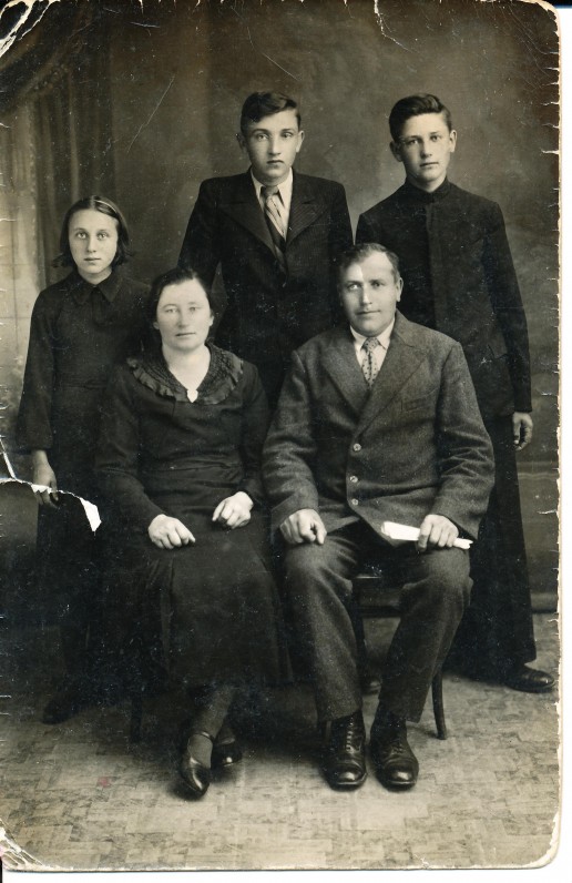 A. Barono (stovi centre) šeima – tėvai, sesuo Joana ir brolis Benjaminas