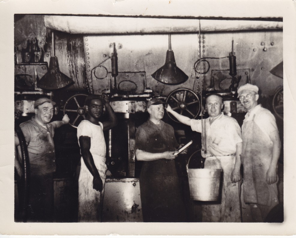 A. Gustaitis (pirmas iš kairės) su kolegomis cukraus fabrike „Domino“. 1956 m.