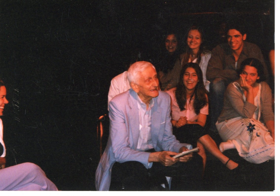 A. Landsbergis su amerikiečių aktorių trupe diskutuoja apie pjesę „Penki stulpai turgaus aikštėje“ 2002 m.