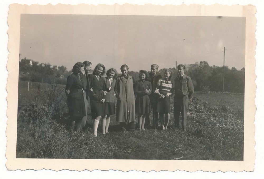 A. Nyka-Niliūnas su mokiniais. Tiubingenas. 1946 m. Antra iš dešinės – Birutė Ciplijauskaitė