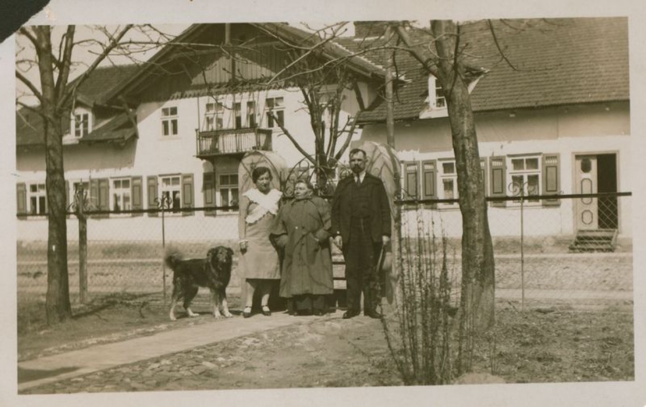 Advokatas Andrius Bulota su žmona Aleksandra ir Gabrielė Petkevičaitė-Bitė (viduryje), apie 1930–1931 m.