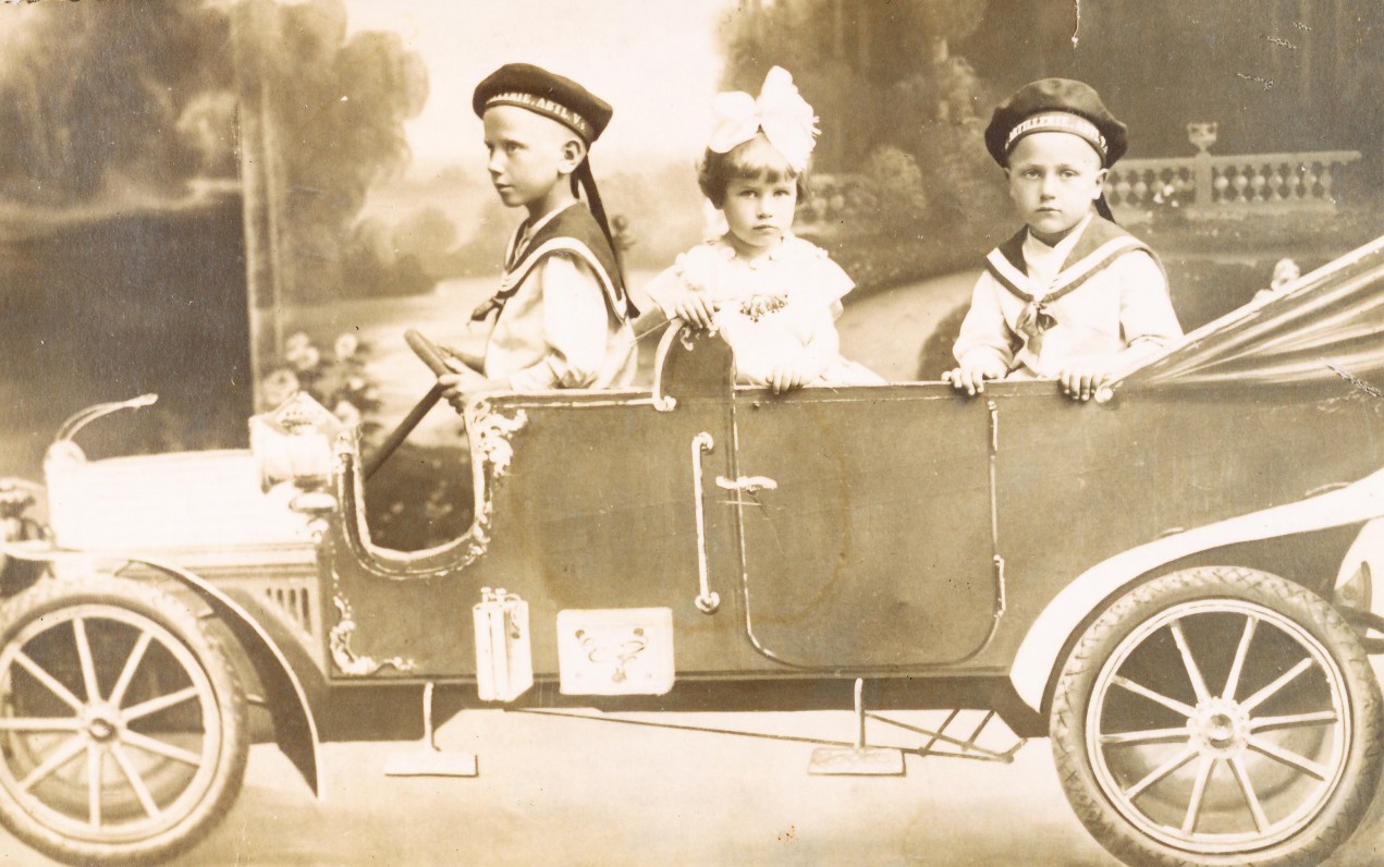 Aldona su broliais – Edvardu ir Albertu. Alytus. Apie 1927 m.