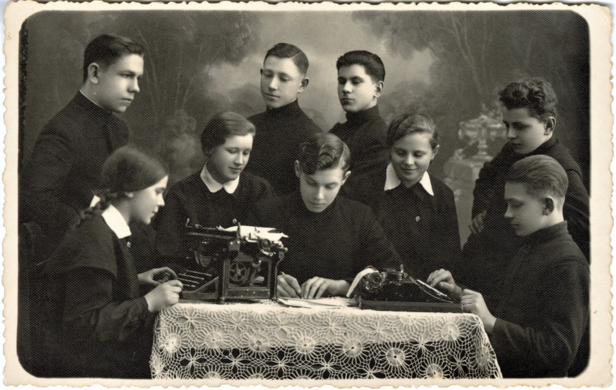 Biržų gimnazijos literatai. Mamertas – antroje eilėje pirmas iš dešinės. Fotografija P. Ločerio. 1936 m.