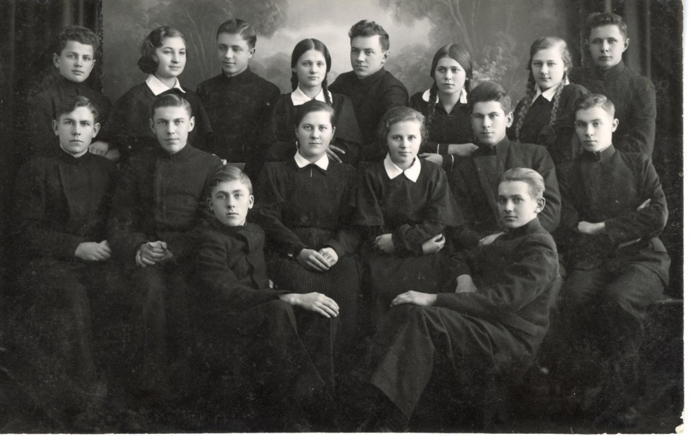 Biržų literatai. Mamertas – pirmas iš kairės trečioje eilėje. 1937 m. Fotografija P. Ločerio